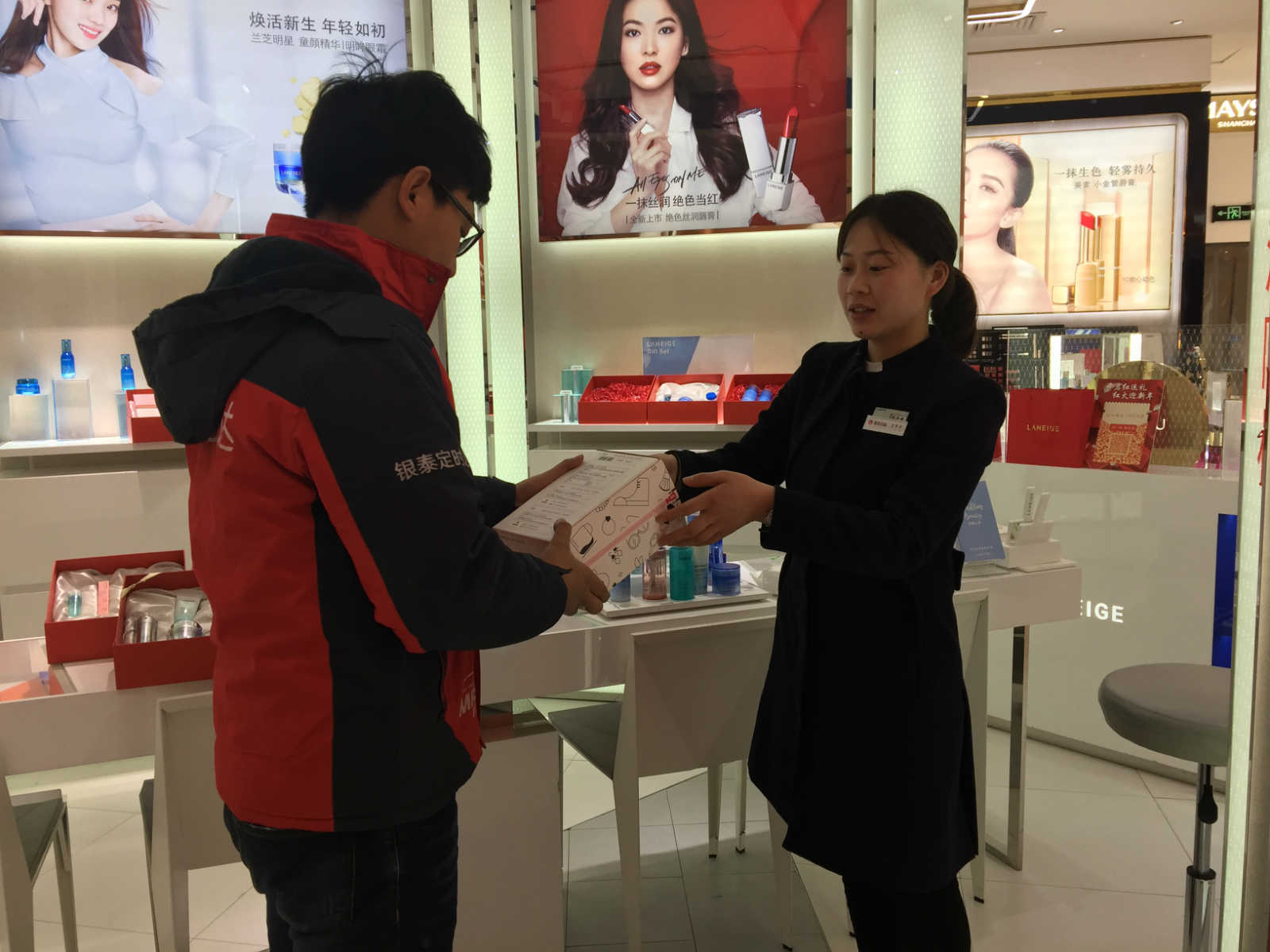 配送员正在商场内实地取货_meitu_10