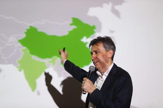西班牙药妆品牌isdin CEO指着中国地图